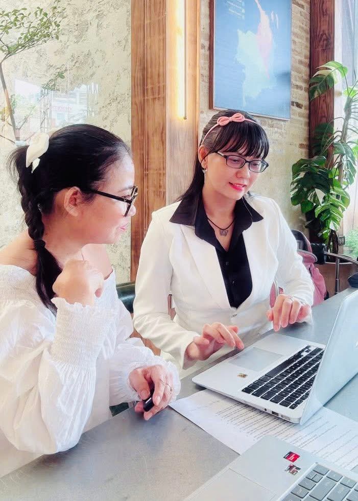 Hướng dẫn trực tiếp cạnh laptop